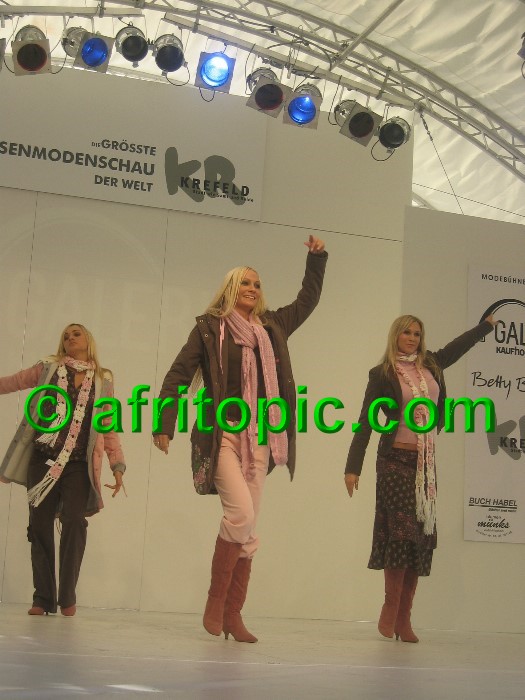 ../Images/Krefeld-Strssenmodenschau-2005 201.jpg